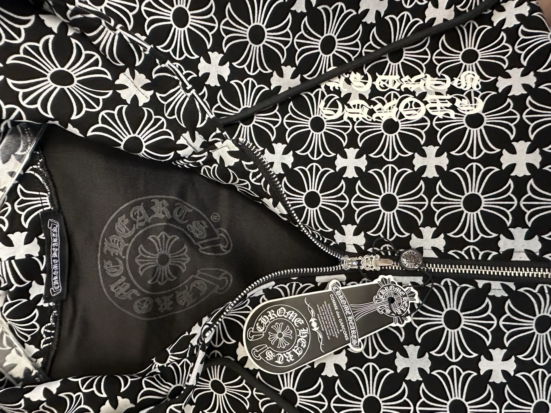 P310 Style No.: TT74 𝐂𝐇𝐑𝐎𝐌𝐄 𝐇𝐄𝐀𝐑𝐓𝐒/Cro Heart Hooded 23FW new all-over printed Sanskrit opening and closing sweater. Full dark pattern printing as the backing to show a sense of mystery. Sanskrit embroidery on the front chest. Metal zipper closure. Classic Sanskrit printing design on both arms. Classic big horseshoe print on the back, overall high-end and versatile, same style for men and women Size: S-XL